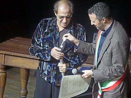 Il sindaco Flavio Tosi consegna le chiavi della città ad Adriano Celentano - FOTO MARCHIORI