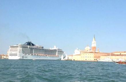 Una nave da crociera pericolosamente vicina a San Marco (foto Maria Lombardi)