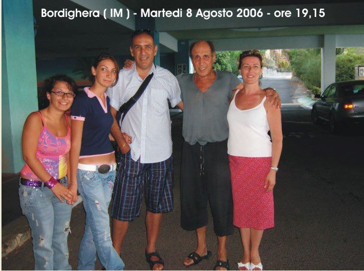 foto che ritrae Elio Comberiati e la sua famiglia con Adriano Celentano