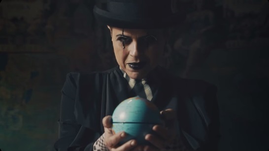 Tosca (Tiziana Donati) nel videoclip della cover di 'Prisencolinensinainciusol'