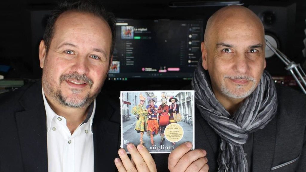 Walter Dallari, a sinistra e Salvatore Marletta con il cd "Le migliori" di Mina e Celentano, che contiene un brano scritto insieme a Legnago