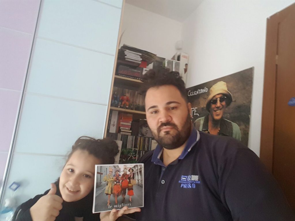 selfie di Nicola Spennato con la copertina dell'album "Le migliori" di Mina e Celentano