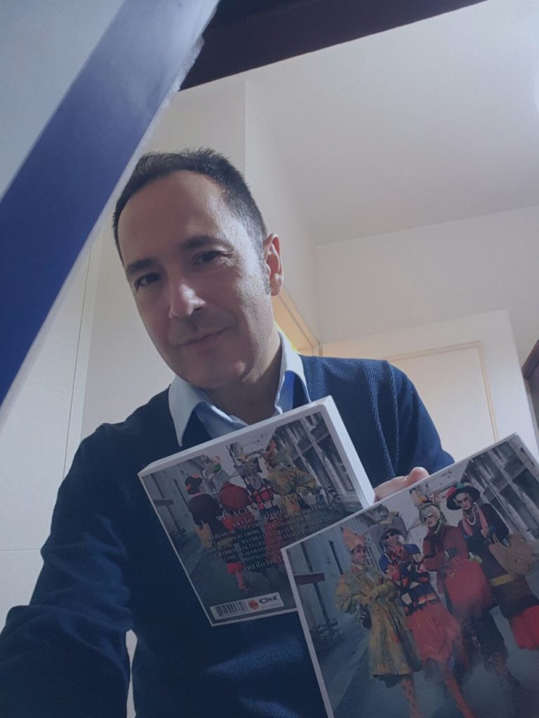 selfie di Filippo Eros Pani con la copertina dell'album "Le migliori" di Mina e Celentano