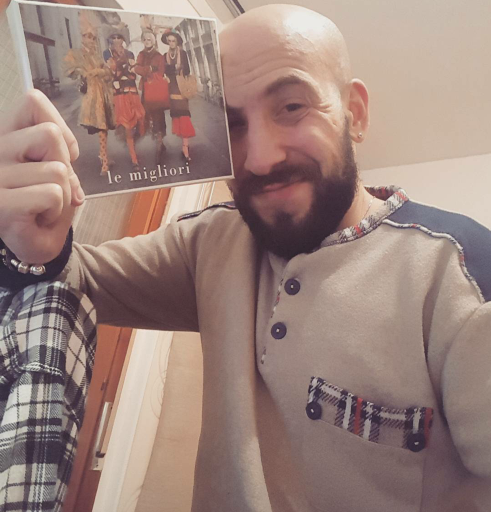 selfie di Fabrizio Di Camillo con la copertina dell'album "Le migliori" di Mina e Celentano