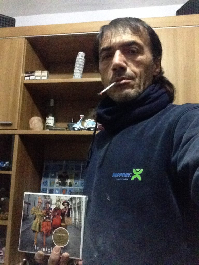 selfie di Maurizio Cuomo con la copertina dell'album "Le migliori" di Mina e Celentano