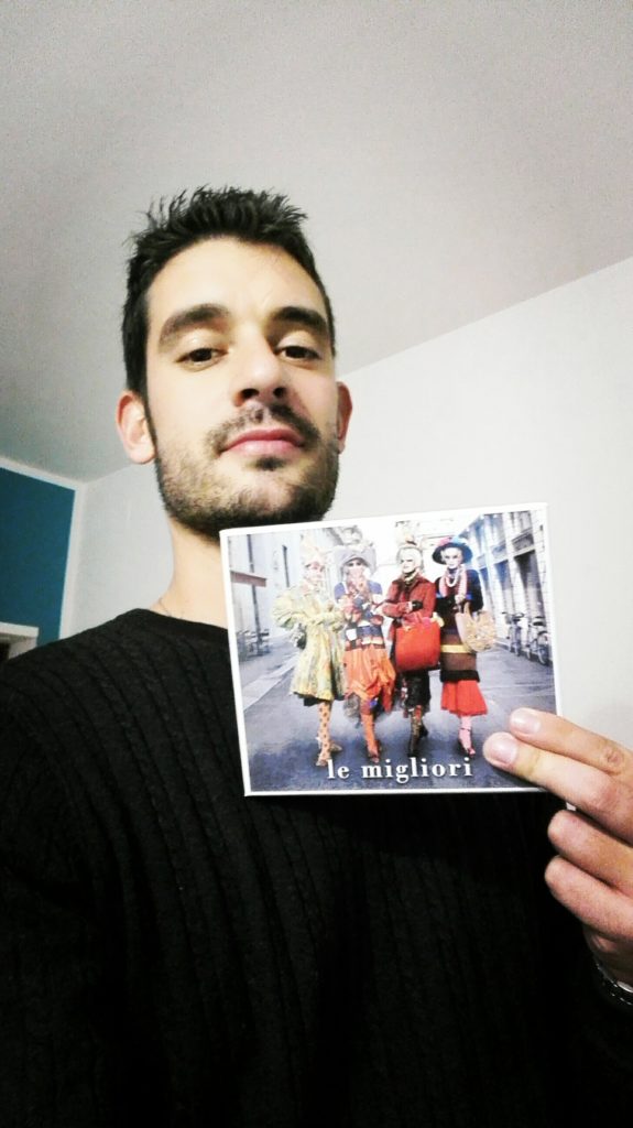 selfie di Roberto Caputo con la copertina dell'album "Le migliori" di Mina e Celentano