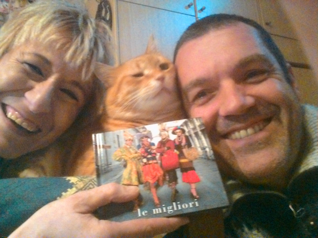 selfie di Roberto Salvetti con Gloria e Geo con la copertina dell'album "Le migliori" di Mina e Celentano