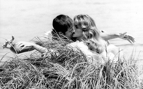 Adriano Celentano e Charlotte Rampling nel film Yuppi Du (1975)