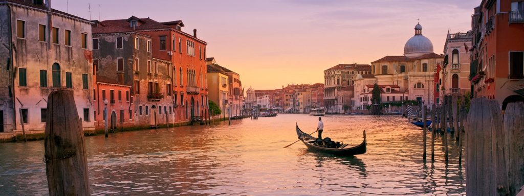 una gondola nel Canal Grande di Venezia