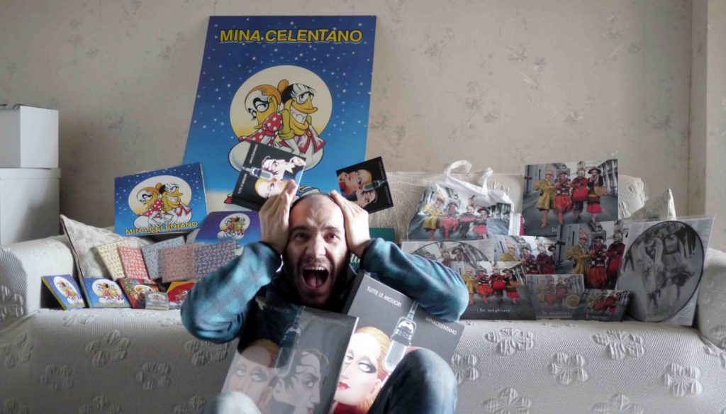 selfie di Alessandro Grassi con la copertina dell'album "Tutte Le Migliori" di Mina e Celentano