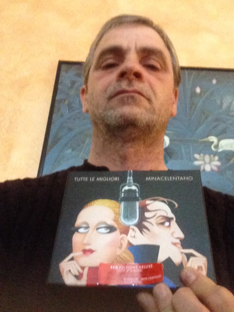 selfie di Donato Di Sarno con la copertina dell'album "Tutte Le Migliori" di Mina e Celentano