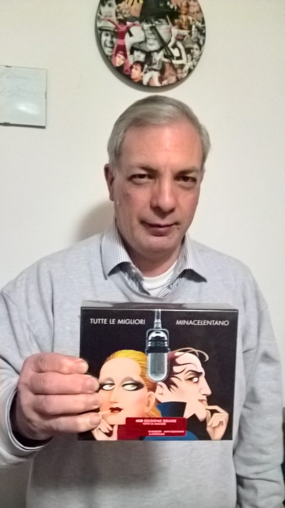 selfie di Massimo Maddalena con la copertina dell'album "Tutte Le Migliori" di Mina e Celentano
