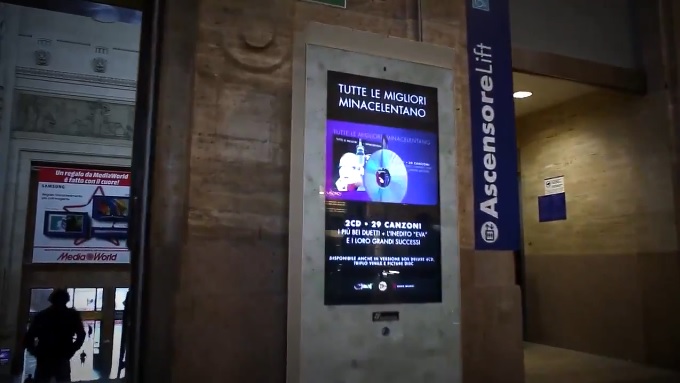 la promozione di "Tutte Le Migliori" (2017), il cofanetto di Mina e Celentano, alla stazione di Milano Centrale