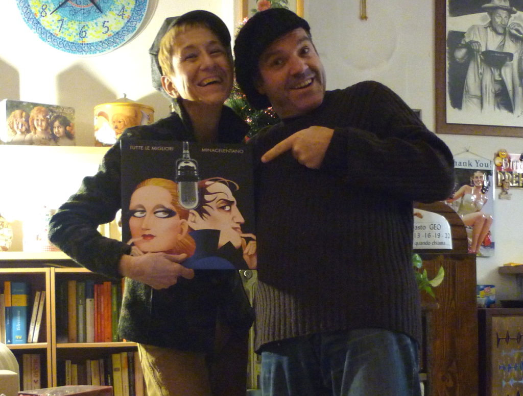 selfie di Roberto Salvetti e Gloria Smaldini con la copertina dell'album "Tutte Le Migliori" di Mina e Celentano