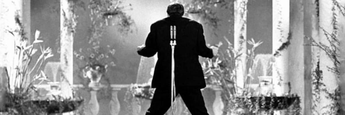 Adriano Celentano di spalle al Festival di Sanremo del 1961