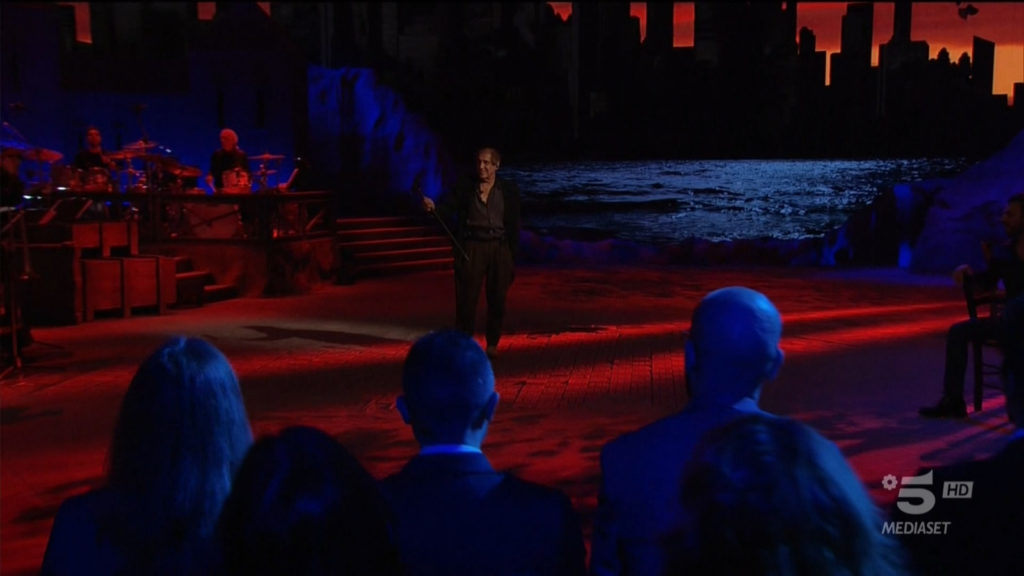 Adriano Celentano canta "L'emozione non ha voce" durante lo show "Adrian Live - Questa è la storia..." su Canale 5