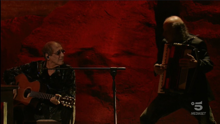 Adriano Celentano canta "Storia d'amore" durante lo show "Adrian"