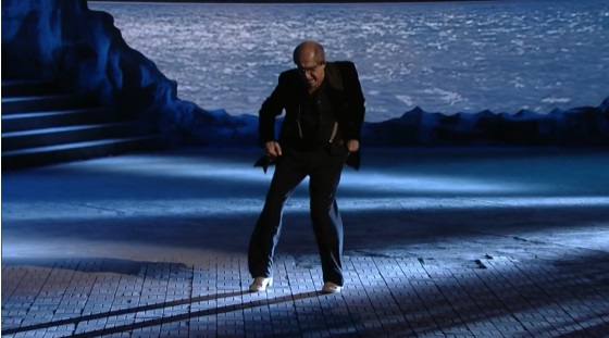 Adriano Celentano balla molleggiando durante la seconda puntata di Adrian