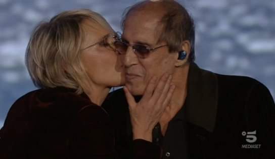Maria De Filippi e il bacio ad Adriano Celentano durante lo show "Adrian"