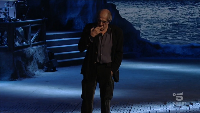 Adriano Celentano impegnato in un monologo durante lo show "Adrian"