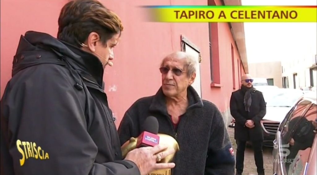 Valerio Staffelli consegna il Tapiro di "Scriscia la Notizia" ad Adriano Celentano